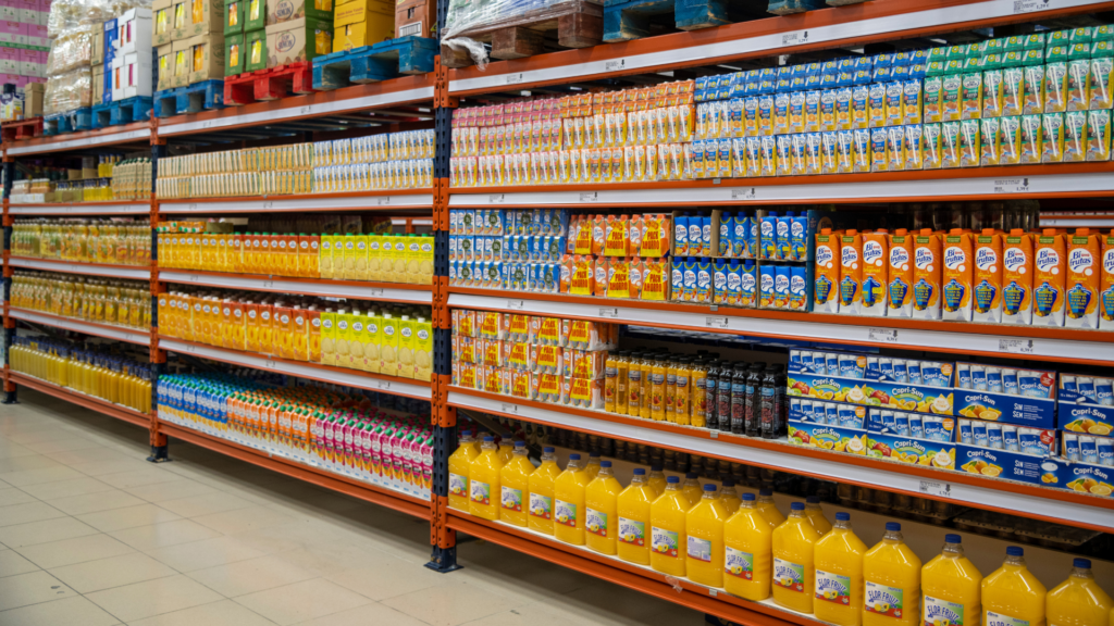Lineal donde se ubican los productos con sus respectivos precios finales debajo ya que llevan incluido el IVA.