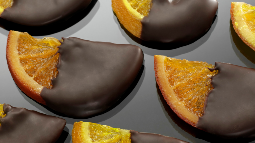 Postre sencillo de elaborar con naranjas y chocolate derretido.