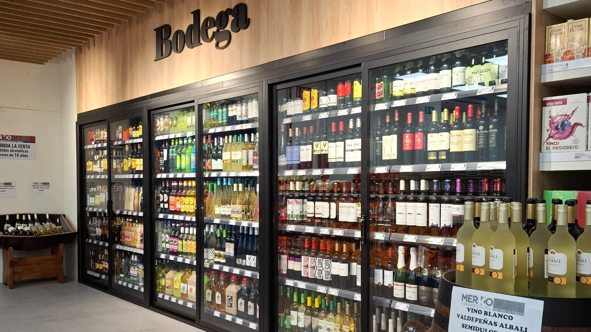 En la bodega de Merkocash puedes encontrar vinos Denominación de Origen de la zona en la que se encuentre la tienda en cuestión.