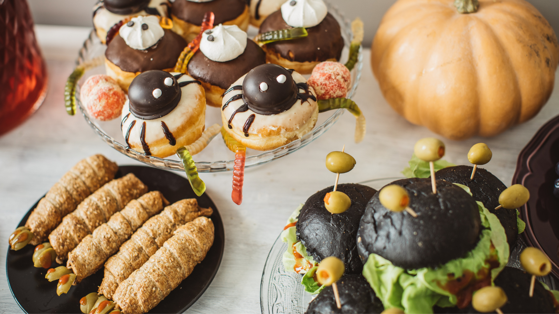Para una cena de Halloween puedes preparar numerosos platos decorados de forma que sea una parte fundamental de este ambiente festivo.