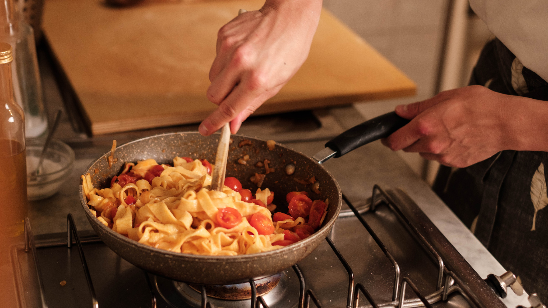 Es muy importante darle el toque final a nuestro plato cocinando la pasta junto con la salsa que vaya a llevar para que todos los sabores se integren correctamente.