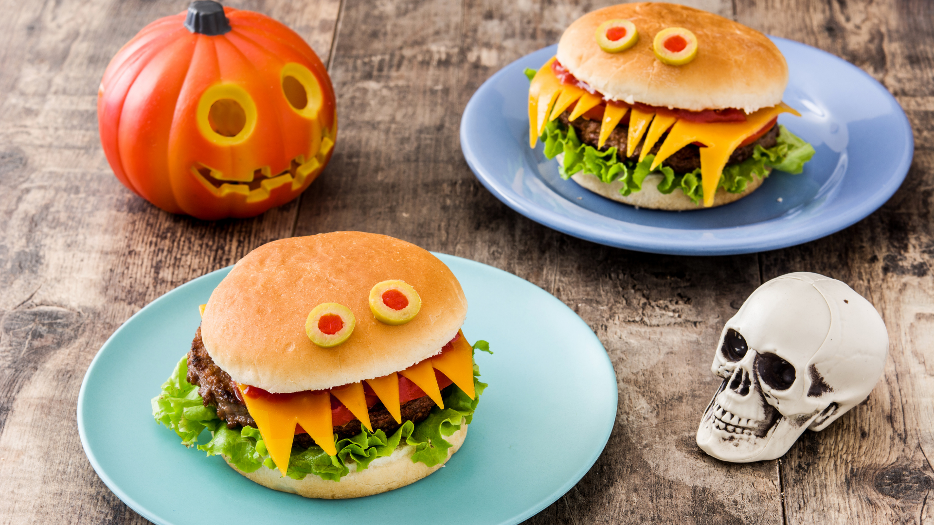 Si en tu fiesta no pueden faltar hamburguesas, no olvides decorarlas como la ocasión lo merece por Halloween.